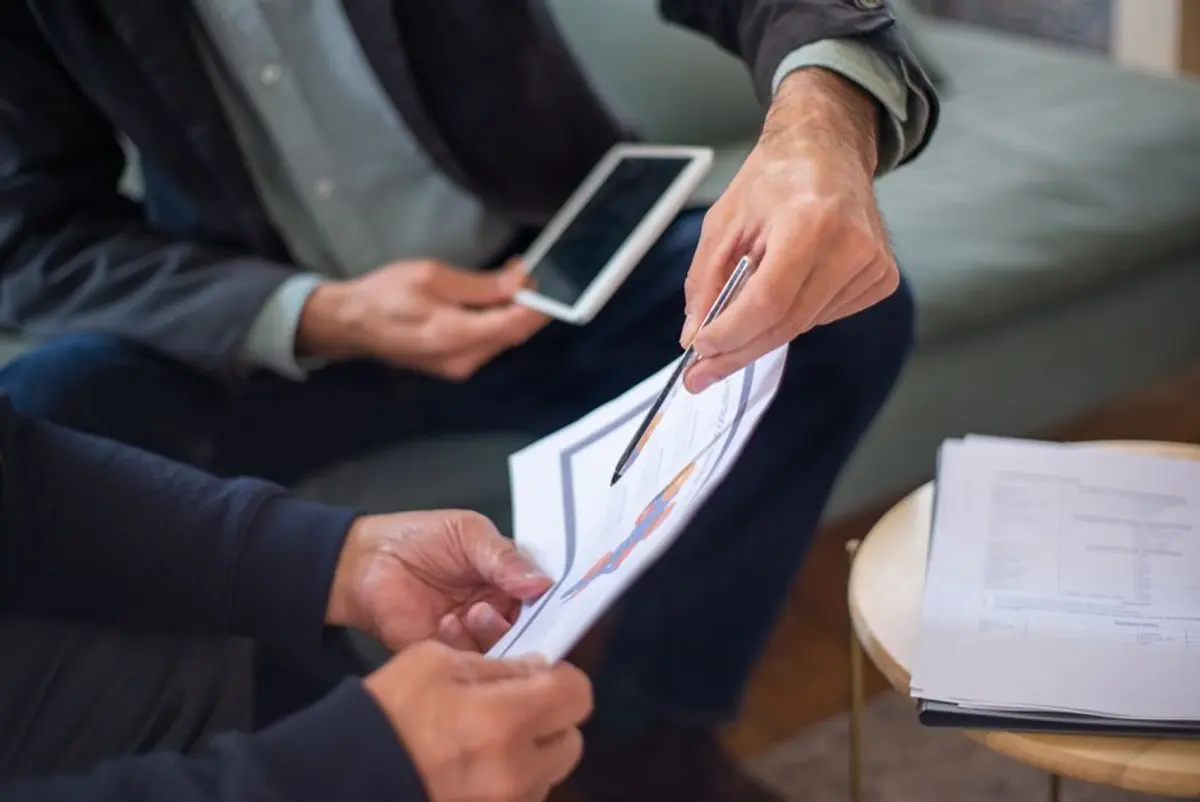 Dirigeante d'une très petite entreprise signant les documents d'adhésion à une mutuelle collective